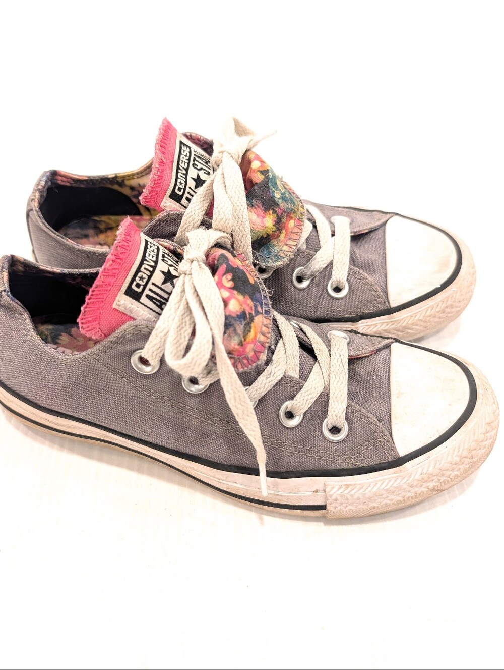 CONVERSE Chuck Taylor All Star Low Top Gray Floral Tongue Sneakers Size 5